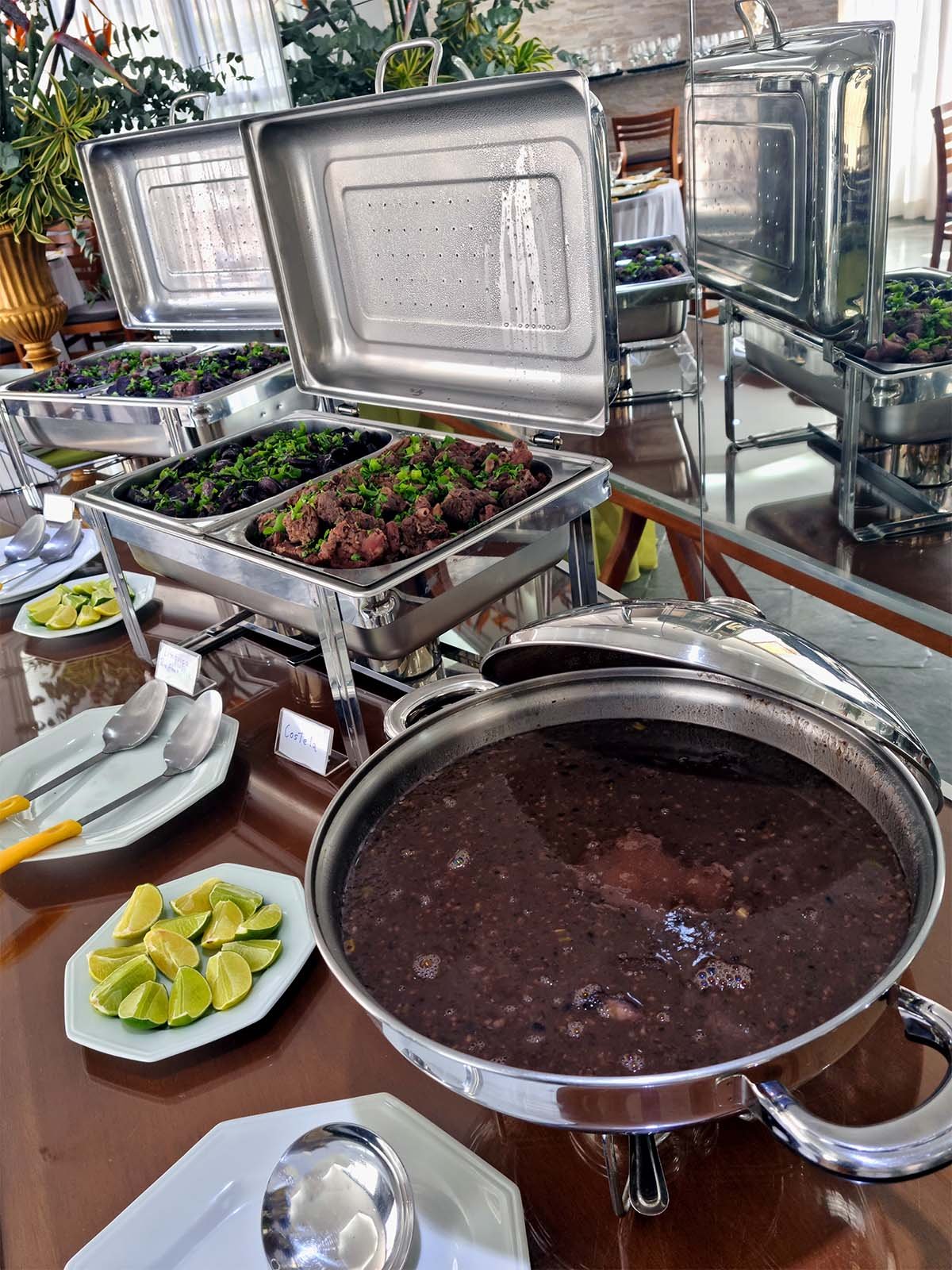 Feijoada servida em estação de buffet Feijoada servida em estação de buffet